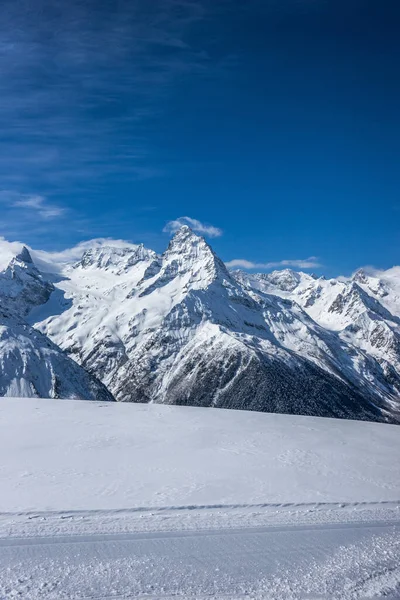 雪に覆われた山 冬の晴れた日にはBelalakaya スキー場からの眺め ドンバイスキー場 西コーカサス山脈 ロシア — ストック写真