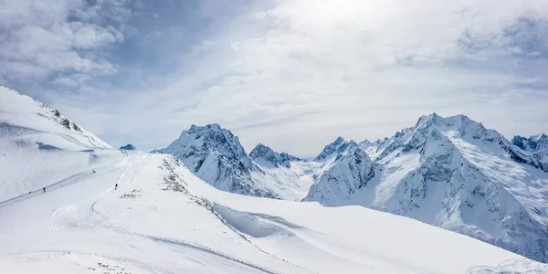 Kış günü Belalakaya, Sofrudzhu ve Sulakhat dağlarının olduğu kayak yamacının panoramik manzarası. Dombai kayak merkezi, Batı Kafkasya, Karachai-Cthe, Rusya.