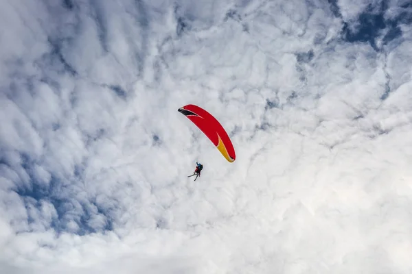 Volo Tandem Doppio Parapendio Sugli Sci Contro Cielo Nuvoloso — Foto Stock