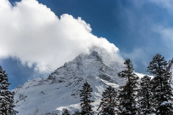 富士山の上の雲 冬の日にベララカヤ山頂 ロシアのドンベイ アリベクからの眺め — ストック写真