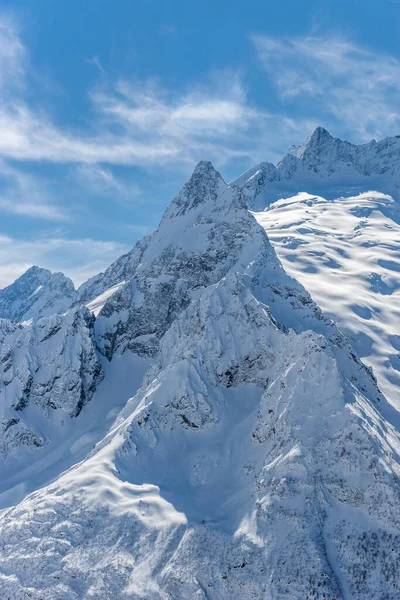 Picco Ine Sommità Contro Cielo Azzurro Chiaro Inverno Giornata Sole — Foto Stock