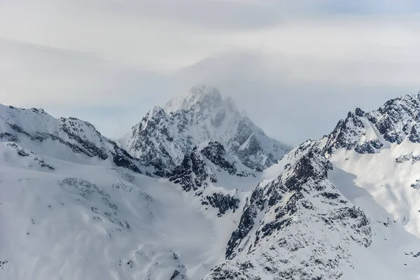 Χιόνι Κάλυψε Όρος Ακσώ Στα Σύννεφα Dombay Ski Resort Δυτικός — Φωτογραφία Αρχείου
