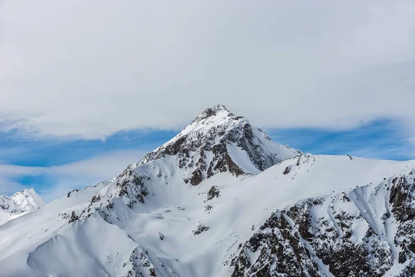 Χιόνι Κάλυψε Όρος Σύνοδος Κορυφής Σεμένωφ Μπάσι — Φωτογραφία Αρχείου