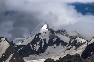 Adyl Su Boğazı 'ndaki Kafkasya dağları üzerinde fırtına bulutları. Prielbrusie Ulusal Parkı, Kabardino-Balkaria, Rusya.