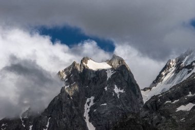 Karla kaplı dağ zirvesi. Prielbrusie Milli Parkı 'ndaki Cheget-Kara-Bashi. Daha büyük Kafkas Dağları, Rusya.