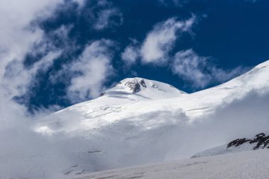 Mount Dağı 'nın batı zirvesi. Elbrus, Avrupa 'nın en yüksek zirvesi. Büyük Kafkaslar, Rusya.
