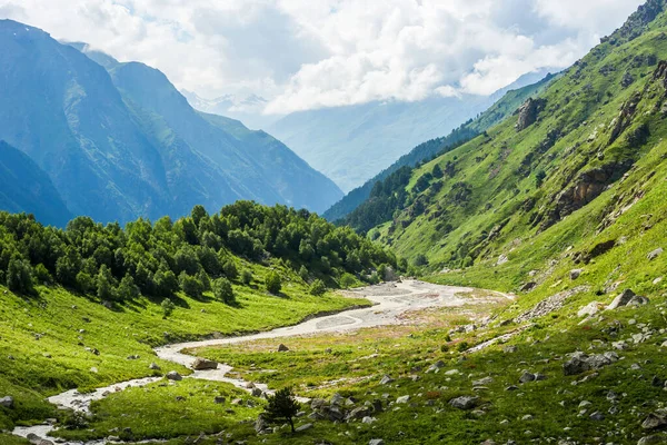 Hermoso Valle Verde Montaña Con Pequeño Arroyo Iluminado Por Sol — Foto de Stock