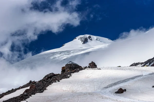Menedéke Elbrus Hegyen Európa Legmagasabb Csúcsán Kaukázus Orosz Föderáció — Stock Fotó