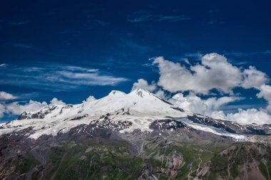 Mt. Avrupa 'nın en yüksek zirvesi olan Elbrus, yaz güneşli bir günde Cheget yamacından manzaraya sahiptir.