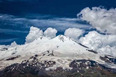 Mt. Yazın güneşli bir günde Cheget yamacından Elbrus