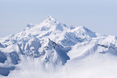 Kar, kışın güneşli bir günde Kafkasya 'nın en büyük dağlarını kapladı. Görüntü: Elbrus yamacı, Kabardino-Balkaria, Rusya