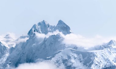Ushba Dağı ve Schelda Dağı, Elbrus yamacından görünüm; Büyük Kafkasya, Rusya