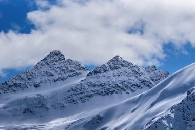 Kış günü Karlı Kogutai Dağları. Büyük Kafkas Dağları, Elbrus Bölgesi, Rusya