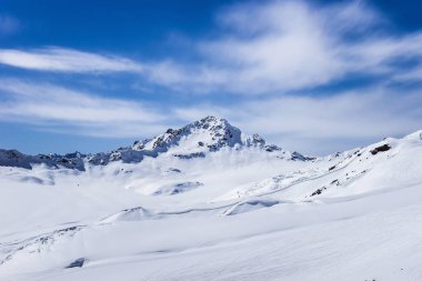 Rusya 'nın Kabardino-Balkaria kentindeki Elbrus kayak yamacından görülen kar, güneşli kış gününde Ullukambashi Dağı ve Hotu-Tau platosunu kapladı..