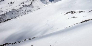 Kabardino-Balkaria, Rusya 'daki Cheget Dağı yamacında kayakçı.