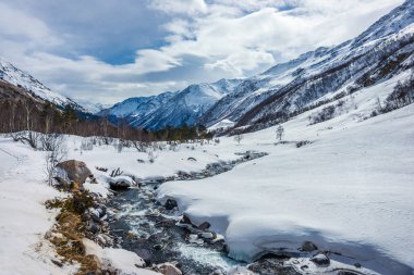 Kışın Baksan nehri. Büyük Kafkas Dağları, Elbrus, Rusya.