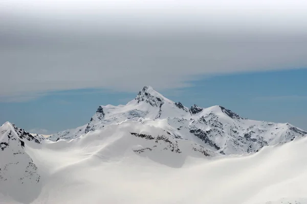 Schneebedeckte Winter Großkaukasus Berge Bei Sonnigem Tag Gegen Blauen Himmel — Stockfoto