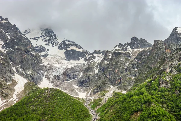 Rus Kafkasya Dağları Ormanın Dibindeki Yaz Bulutlu Manzarası — Stok fotoğraf
