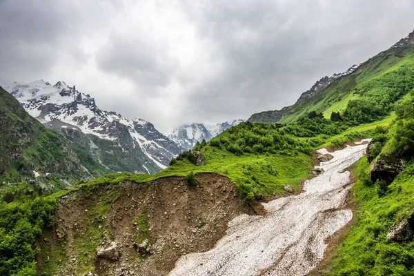 Avalanche Stig Den Alpina Ängen Molnig Sommardag Kaukasus Berg Nära — Stockfoto