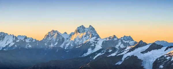 Crête Enneigée Grand Caucase Avec Ushba Lever Soleil Été Vibrant — Photo