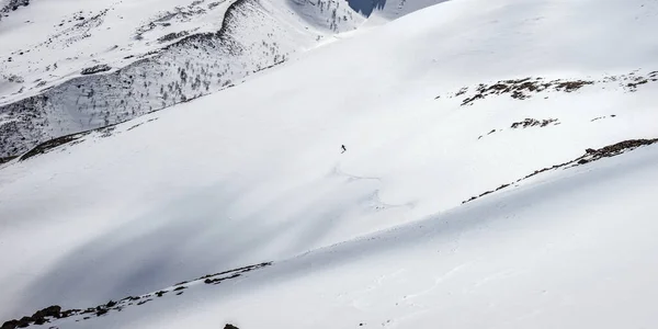 Kabardino-Balkaria, Rusya 'daki Cheget Dağı yamacında kayakçı.