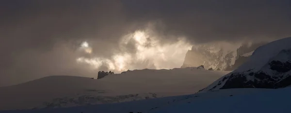 Dramatische Donkere Stormachtige Lucht Boven Helling Van Elbrus — Stockfoto