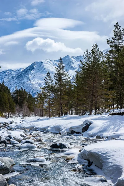 Kışın Baksan Dağı nehri. Kafkas Dağları, Rusya.