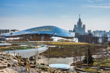 MOSCOW, Rusya - 6 Nisan 2018. Zaryadye Parkı manzarası ilkbaharın başlarında güneşli bir gün: Amfitiyatro ve Kotelnicheskaya Embankment Binası ufukta.