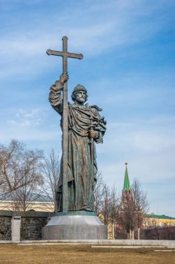 Moskova, Rusya - 6 Nisan 2018: Kremlin 'e karşı Borovitskaya Meydanı' nda Aziz Vladimir Anıtı