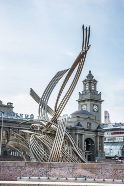 Moskova, Rusya - 6 Nisan 2018: Avrupa Meydanı ve Kiyevsky demiryolu terminalinde Avrupa çeşmesine tecavüz.