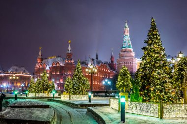 Manezhnaya Meydanı 'nın kış gecesi manzarasında Devlet Tarihi Müzesi, Iverskaya Şapeli ve Kremlin' in Uglovaya Arsenal 'naya Kulesi bulunur. Moskova, Rusya 'da Noel süslemesi.