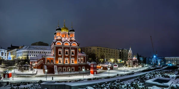 Pyhän Yrjön Kirkko Znamenskin Luostarin Kamarit Romanov Boyars Talvella Luminen — kuvapankkivalokuva