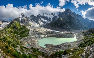 Güneşli bir günde Bashkara Gölü ve Buzul