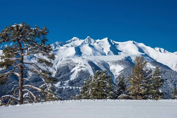 Kış güneşli bir günde kar Kafkasya dağlarını kapladı. Kayak pistinden görüntü. Arkhyz kayak merkezi, Rusya.