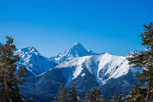 Kış güneşli bir günde kar Kafkasya dağlarını kapladı. Kayak pistinden görüntü. Arkhyz kayak merkezi, Rusya.