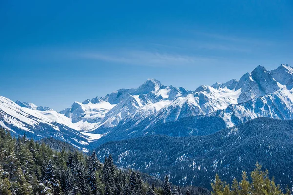 Kış güneşli bir günde kar Kafkasya dağlarını kapladı. Kayak pistinden görüntü. Arkhyz kayak merkezi, Rusya.