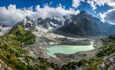 Güneşli bir günde Bashkara Gölü ve Buzul