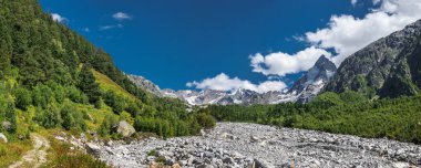 Adyl Su Vadisi 'nin yaz panoramik manzarası. Djan Tugan, Kuzey Kafkasya, Kabardino-Balkaria, Rusya.