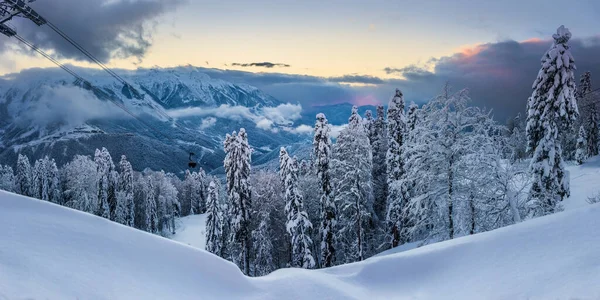 Nevado Paisaje Montaña Invierno Con Telesilla Góndola Krasnaya Polyana Gazprom — Foto de Stock