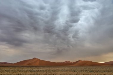Mammatus fırtınalı bulutlar Sossusvlei kumulları üzerinde