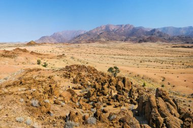 Brandberg Dağları 'nın panoramik manzarası Beyaz Kadın Pansiyonu' ndan. Namibya, Afrika