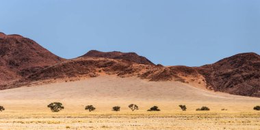 Naukluft dağlarındaki güzel çöl manzarası, Sossusvlei, Namib Naukluft Ulusal Parkı, Namibya