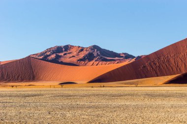 Sossusvlei kum tepesine karşı kum tepesi. Namib Naukluft Ulusal Parkı, Namibya.