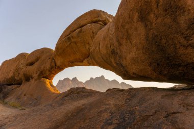 Büyük granit kemerli sabah manzarası ve Namib Çölü 'nde Spitzkoppe Dağı.