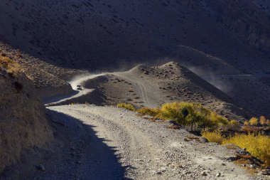 Kagbeni köyünün yakınındaki yolda bir off-road aracı. Mustang bölgesindeki Kali Gandaki vadisi, Nepal.