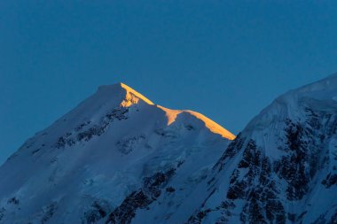 Annapurna pistinde gün batımında güzel karlı bir dağ, Himalaya, Nepal