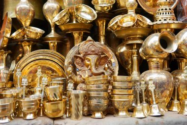 Katmandu şehrinde tipik metal çatal bıçak ve heykel satışı.