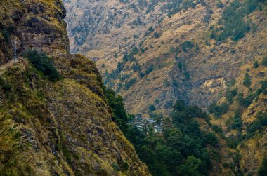 Marshyangdi nehir vadisindeki Jagat köyü. Annapurna gezisi, Nepal.