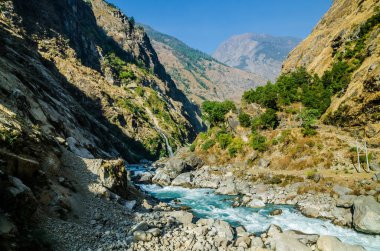 Derin dağ Marshyangdi nehir vadisi. Annapurna gezisi, Nepal.