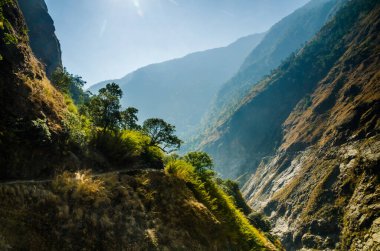 Sabah ışığında Marshyangdi Nehri Vadisi. Annapurna gezisi, Nepal.